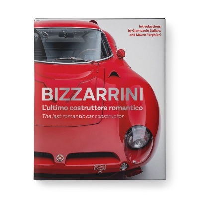 Capa de livro com fotografia de carro desportivo vermelho e texto em italiano e inglês.