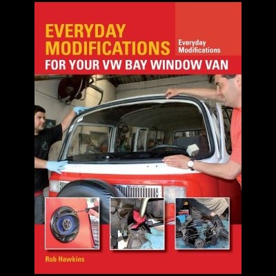 Capa de livro vermelha com título e homens a montar janela de carrinha VW