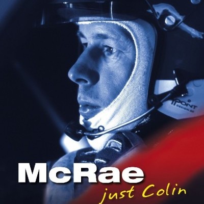 Capa de livro com foto de piloto de rali com capacete preto e texto McRae just Colin
