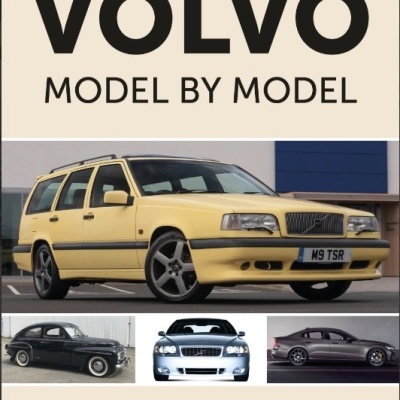 Capa de livro sobre diferentes modelos de carros Volvo com imagens em destaque.