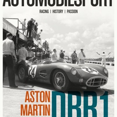 Capa da revista AUTOMOBILSPORT com carro de corrida Aston Martin DBR1 número 24 e pessoas na pista