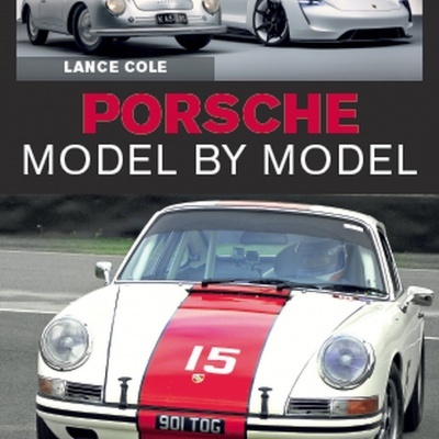Livro sobre modelos Porsche com imagens de carros clássicos e modernos.