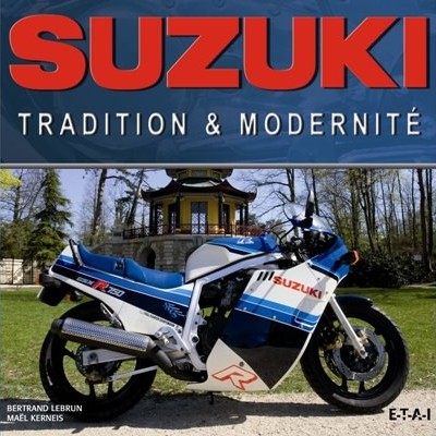 Capa de livro com motocicleta Suzuki azul e branca e texto SUZUKI TRADITION & MODERNITÉ