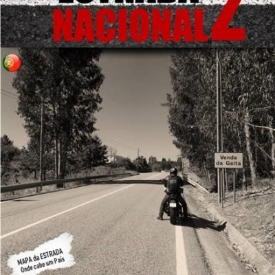 Capa de livro Estrada Nacional 2 com motociclista numa estrada e sinais visíveis