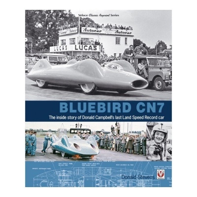 Capa de livro com foto de carro de velocidade Bluebird CN7 em preto e branco e a cores