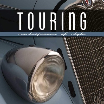 Detalhe da frente de um carro clássico azul com farol e grelha metálica