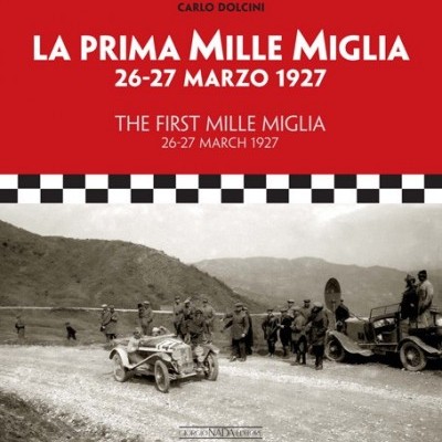 Capa do livro 'LA PRIMA MILLE MIGLIA 26-27 MARZO 1927' com foto histórica a preto e branco de corrida de carros antigos