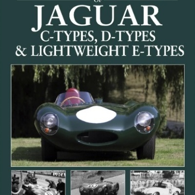 Capa de livro com carro Jaguar clássico verde escuro e fotos vintage em preto e branco