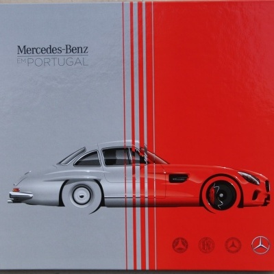 Capa de livro cinzenta e vermelha com carro Mercedes-Benz dividido ao meio e texto de título
