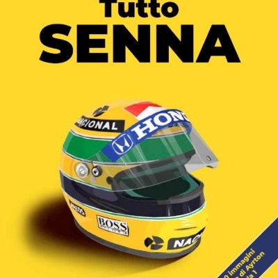Capa de livro amarela com capacete de corrida de Ayrton Senna e texto em italiano