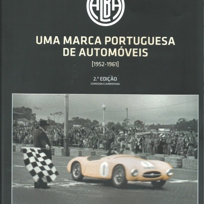 Capa de livro preta com título e foto de carro de corrida amarelo com número 1