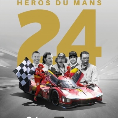 Cartaz promocional com texto 'HÉROS DU MANS 24' e carro de corrida vermelho com piloto e cinco homens ao fundo