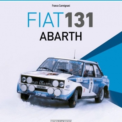 Capa de livro com carro de corrida Fiat 131 Abarth azul e branco na neve