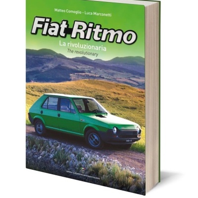 Capa de livro com carro Fiat Ritmo verde em paisagem montanhosa
