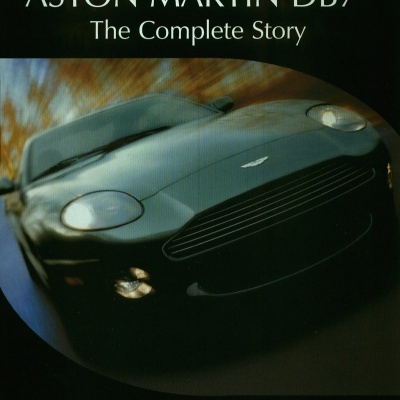 Livro sobre Aston Martin DB7 com fotografia do carro na capa