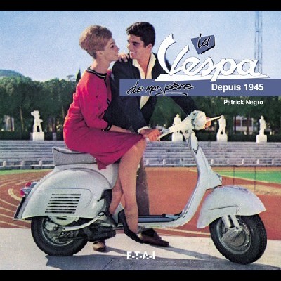 Mulher em vestido rosa sentada numa scooter Vespa branca com homem ao lado, texto relacionado visível.