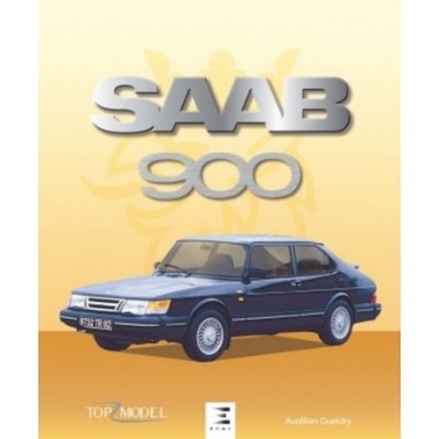 Carro clássico Saab 900 azul escuro com texto SAAB 900 em letras prateadas num fundo amarelo