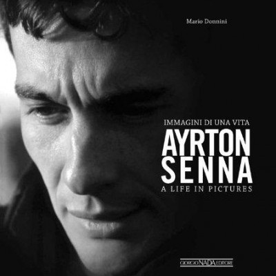 Capa de livro com fotografia em preto e branco do rosto de Ayrton Senna e texto do título e autor.