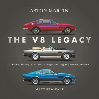 Capa de livro sobre Aston Martin com três carros clássicos e texto