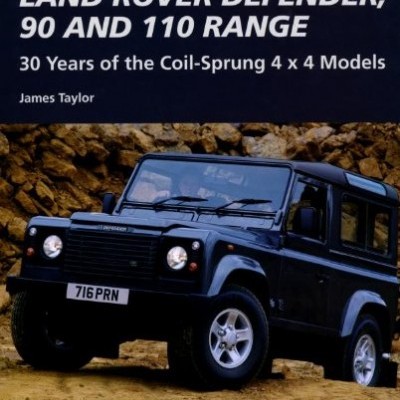 Capa de livro com texto e imagem de Land Rover Defender preto em fundo de rochas
