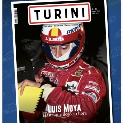 Revista TURINI com piloto de corrida Luis Moya em fato e capacete vermelhos
