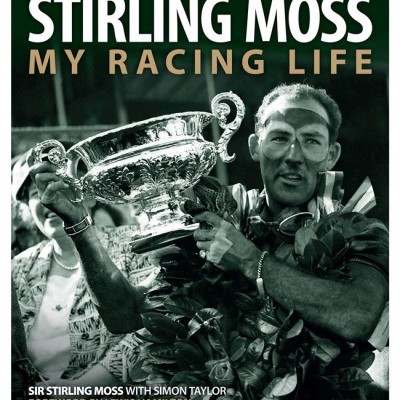 Capa de livro com foto a preto e branco de Stirling Moss segurando troféu