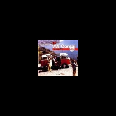 Carrinha VW Combi vermelha e branca perto de lago com montanhas ao fundo