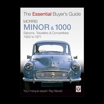Capa de livro com carro Morris Minor azul e texto do título e autor
