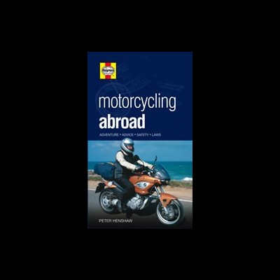 Capa de livro sobre motociclismo no estrangeiro com imagem de motociclista junto ao mar.