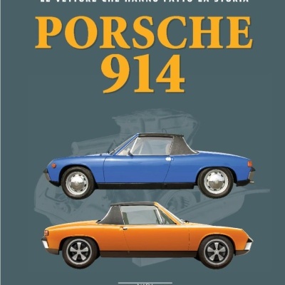 Dois carros clássicos Porsche 914 azul e laranja com tejadilhos diferentes, texto amarelo e branco num fundo cinzento.
