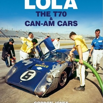 Capa do livro com o carro de corrida azul nº 6 e várias pessoas numa pista ao ar livre