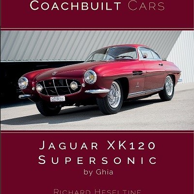 Capa de livro com carro clássico vermelho e textos sobre fundo bordô