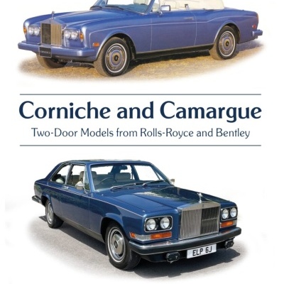Capa de livro com dois carros clássicos Rolls-Royce em azul e título sobre eles