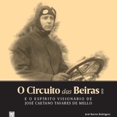 Capa de livro com piloto antigo e texto sobre circuito automobilístico