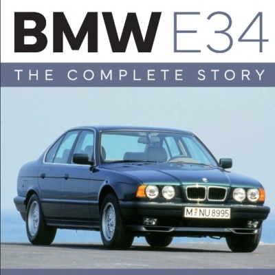 Capa de livro com BMW E34 azul escuro e título