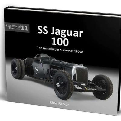 Livro capa dura com imagem de carro clássico preto e texto SS Jaguar 100