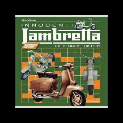 Capa livro Lambretta com scooters castanhas e cinzentas sobre fundo verde e padrão xadrez laranja