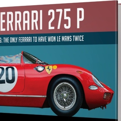 Capa de livro com foto de Ferrari 275 P vermelha e textos brancos e azuis.