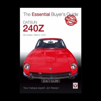 Frente de carro Datsun 240Z vermelho brilhante com texto de guia de compra ao fundo