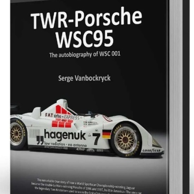 Livro TWR-Porsche WSC95 com imagem de carro de corrida branco de competição na capa