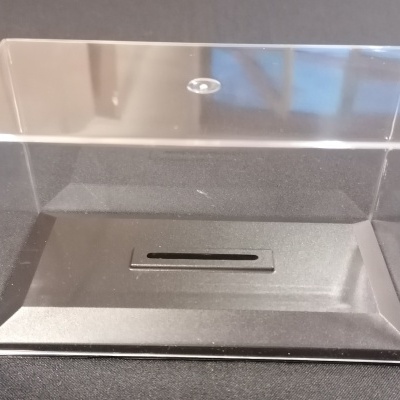 Caixa transparente de acrílico com base preta e abertura retangular