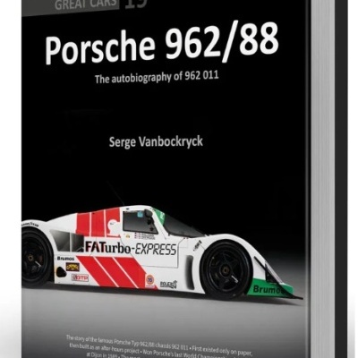 Livro 'Porsche 962/88' com imagem de carro de corrida branco e vermelho