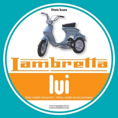 Capa redonda de livro com mota clássica azul e textos 'Lambretta' e 'lui'