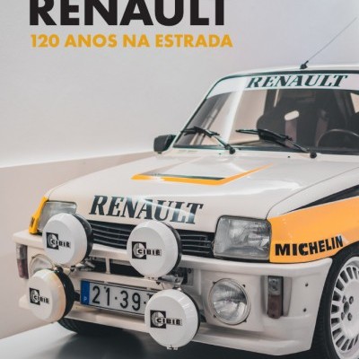 Carro Renault branco com faróis auxiliares e inscrições na frente