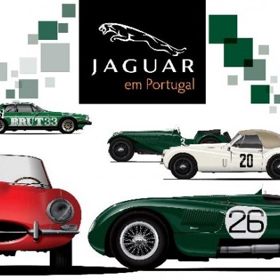 Quatro carros clássicos Jaguar com números 36, 33, 20, 26, logótipo Jaguar em Portugal
