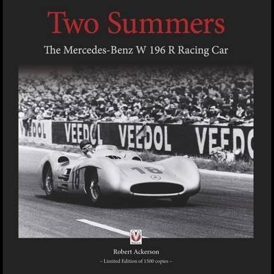 Capa de livro com foto a preto e branco do carro Mercedes-Benz W 196 R nº18 em corrida