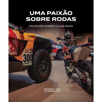 Veículo todo-o-terreno amarelo e mota de corrida com texto de exposição sobre paixão por rodas