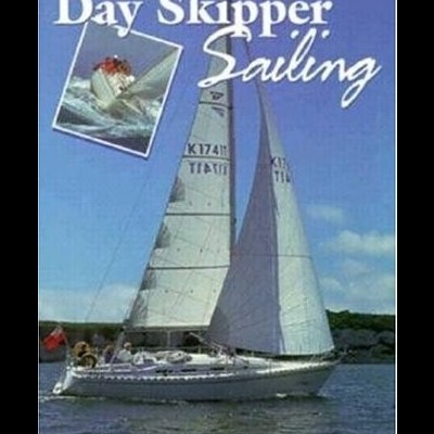 Capa de livro com veleiro branco com velas cinza num mar calmo e céu azul