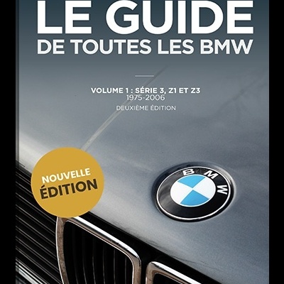 Capa de livro com logo BMW em capô de carro cinzento