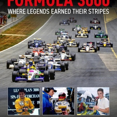 Livro Fórmula 3000 com carros de corrida e fotografias de pilotos